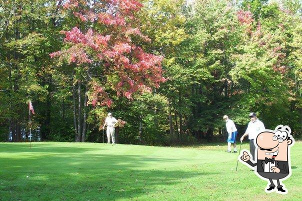 Water's Edge Restaurant and Lounge at Lake Lorain Golf Club in Poyntelle