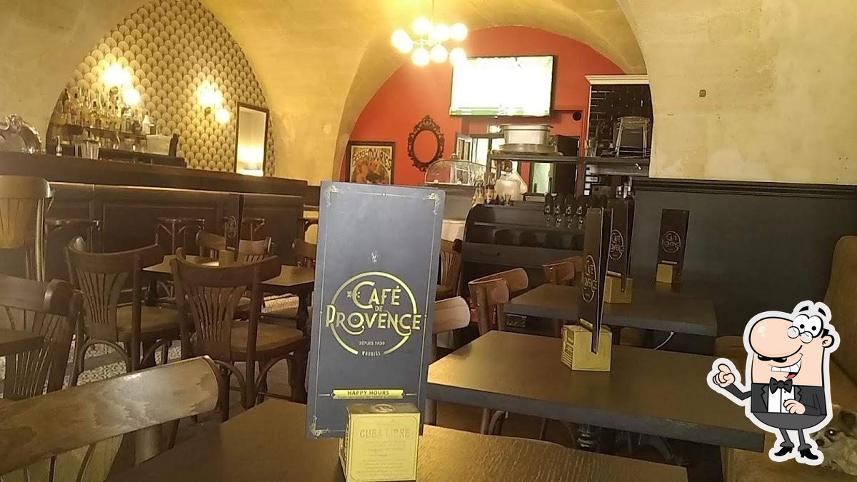 une girafe!! 3L de bière à partager ou pas!! - Photo de Cafe de  provence, Mouries - Tripadvisor