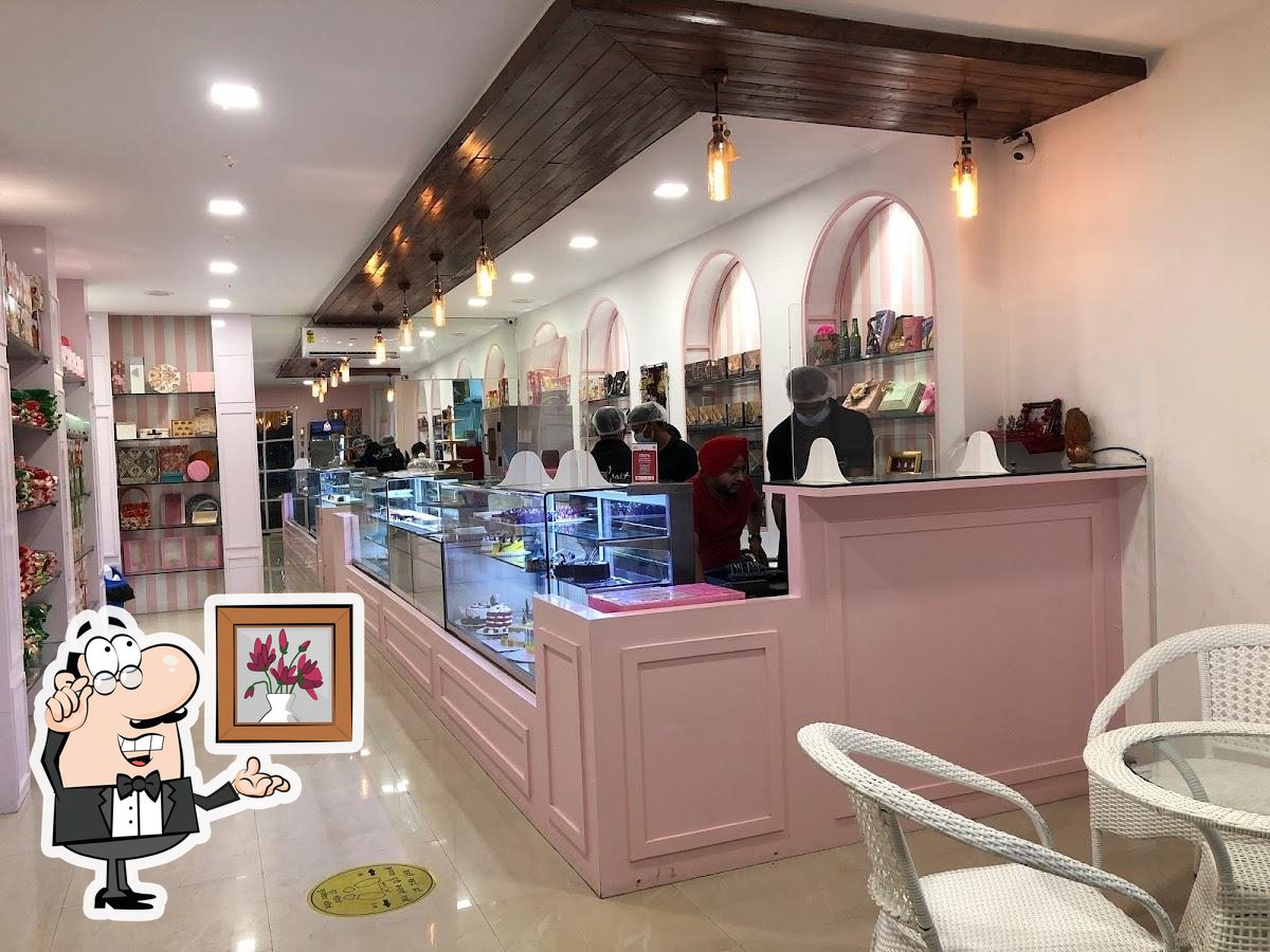 Khun ple, the owner of Cakes & Craft Bangkok - Your Neighbor Ari