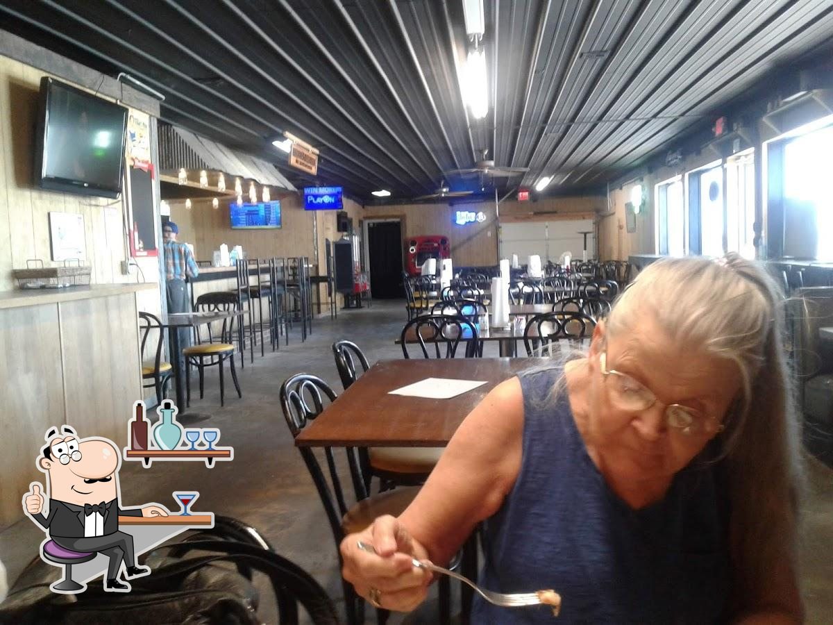Squeegy's Bar & Grill in Claflin Restaurant menu and reviews