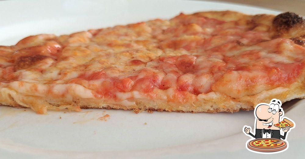 Carmine's Pizza Kitchen, 2520 W Horizon Ridge Pkwy Suite 150 in