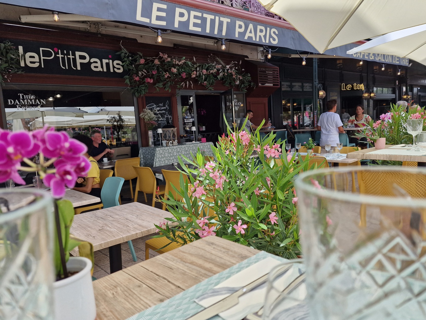 Le Petit Paris Grand Café Castel