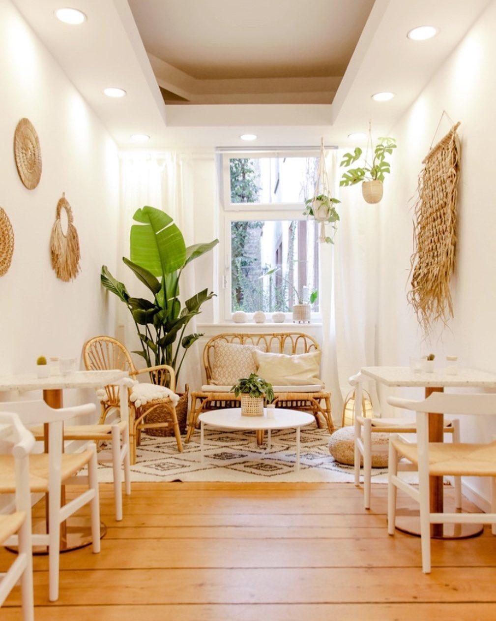 Yollie - The Popice Café