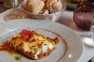 photo de Red Canape by the Bay