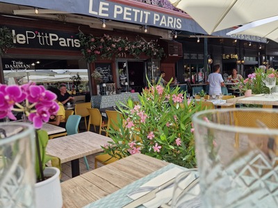 Le Petit Paris Grand Café Castel