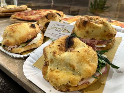 Classic And Gourmet Pizza foto