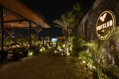 Vint Club - Restaurant Cafe Dining Pool Party