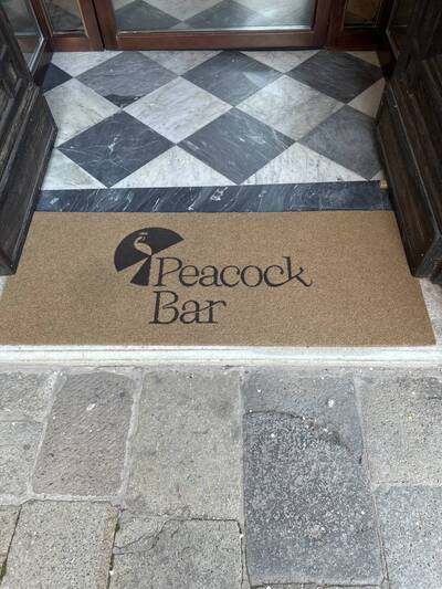 Peacock bar foto