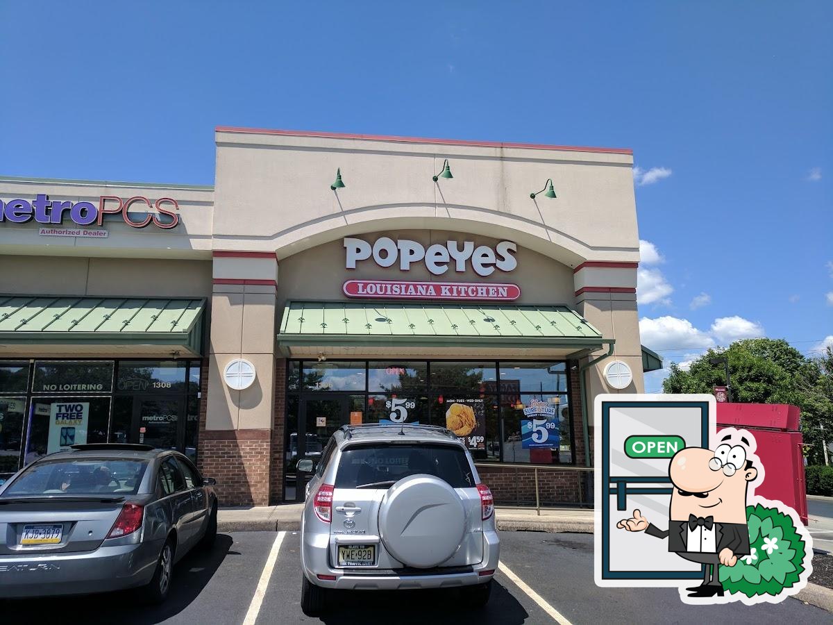 https://img.restaurantguru.com/rf8d-Popeyes-Louisiana-Kitchen-facade-2022-12-620.jpg