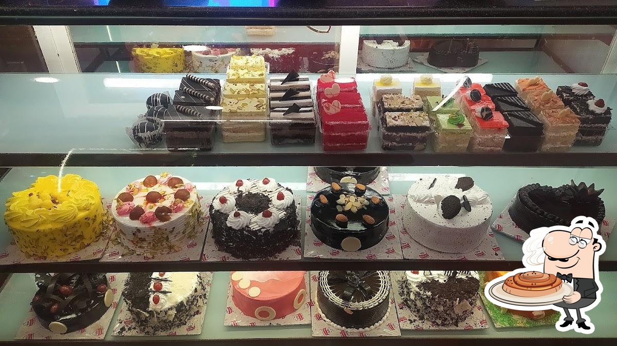 Cakes at Dominican Bakery | ME SO HUNGRY