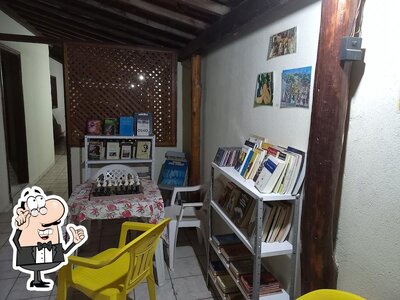 Sente em uma das mesas no Café com Poesia
