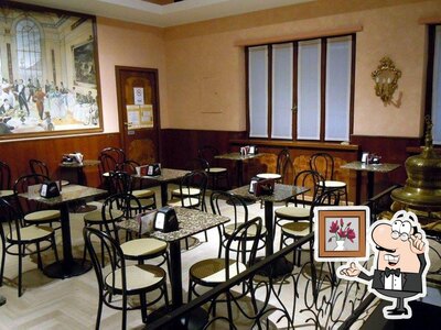 Dai un'occhiata agli interni di Caffè Carlo Alberto