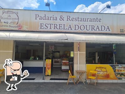 Sente em uma das mesas no Padaria Estrela Dourada