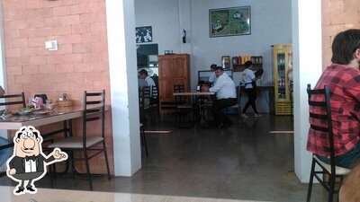 Sente em uma das mesas no Restaurante Caseiro Alphaville