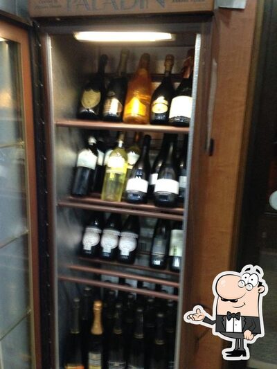 Dai un'occhiata agli interni di Bar da Renè