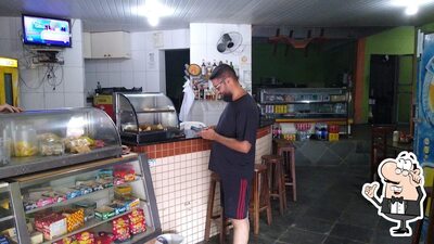 Sente em uma das mesas no Parada Obrigatória