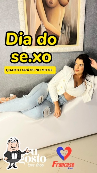 Sente em uma das mesas no Francese Motel