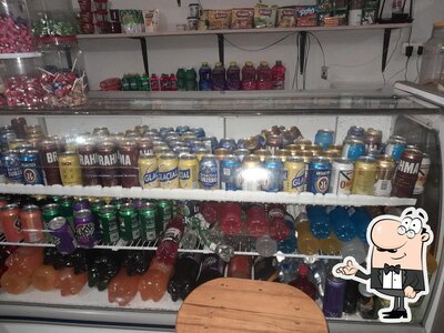 Sente em uma das mesas no Guizo's bar e mercearia