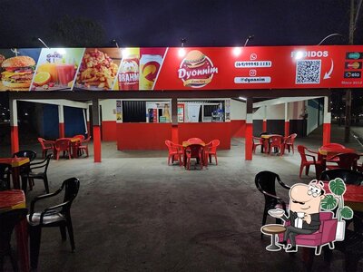 Veja imagens do interior do Dyonnim Lanches