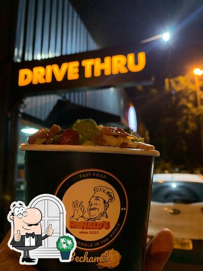 Desfrute da vista do exterior Ronald's Macarrão