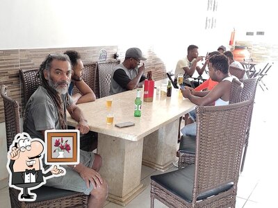 Sente em uma das mesas no JN BAR E RESTAURANTE