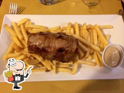 Ordina le patatine fritte con diversi tipi di salsine