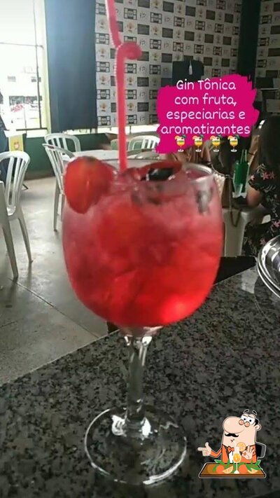 Experimente uma drinque alcoólico do menu