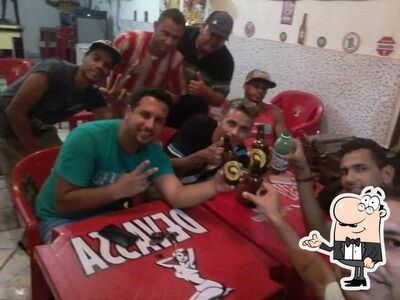 Sente em uma das mesas no Alemao bar