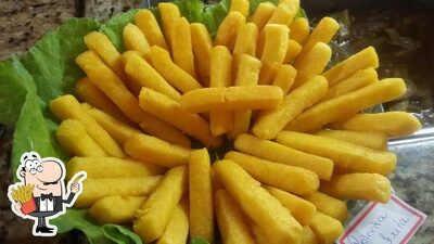 Peça batatas fritas com diferentes molhos