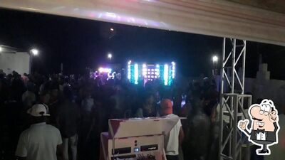Sente em uma das mesas no Bar Do Paredão