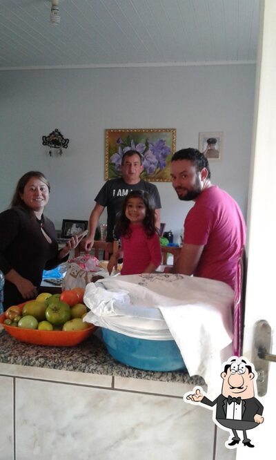 Sente em uma das mesas no Panificadora Pão De Açúcar