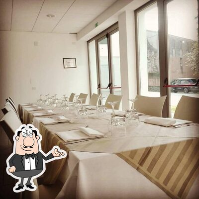 Siediti a un tavolo di Ristorante Dama