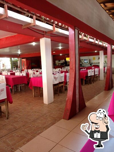 Sente em uma das mesas no Restaurante e Hotel Irajá