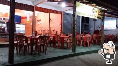 Sente em uma das mesas no Pizzaria Lia