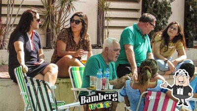 Sente em uma das mesas no Bamberg Taproom
