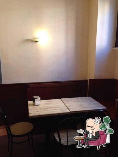 Siediti a un tavolo di il caffè