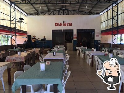 Sente em uma das mesas no OASIS