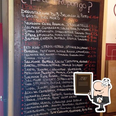 Que Te Pongo presenta il menu scritto su una lavagna