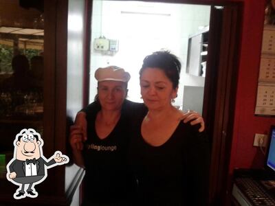 Dai un'occhiata agli interni di Bistro Dora