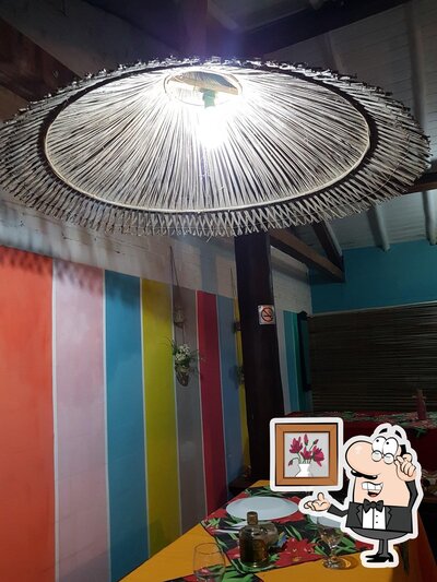 Sente em uma das mesas no Bar e Restaurante Maria Maria's Trancoso
