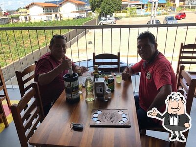 Sente em uma das mesas no Tchê do Peixe