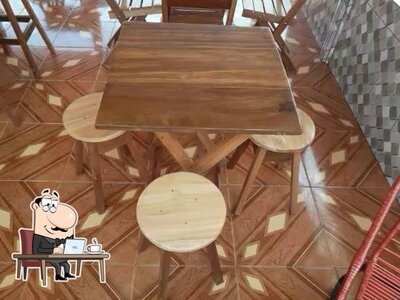 O interior do Lanche e restaurante KME