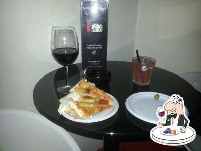 Prenditi un bicchiere di vino al pub & bar Betty Blue