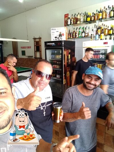 Desfrute de um drinque no Staleiro Bar & Snooker