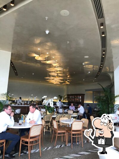 Installez-vous à l'une des tables de Tashas