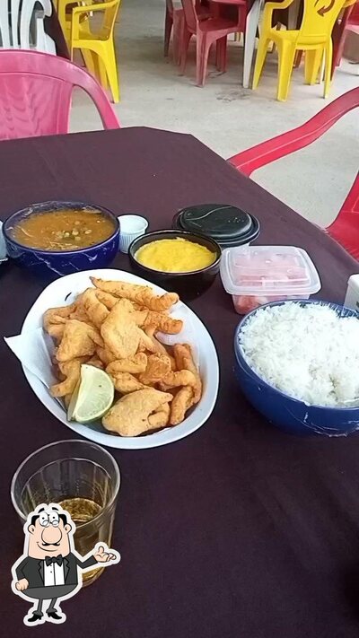 Sente em uma das mesas no Restaurante Pesque & Pague Jatuarana