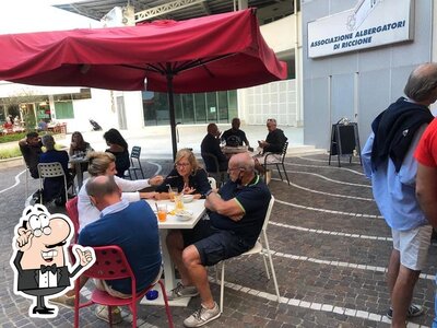 Dai un'occhiata agli interni di MOPI Bar