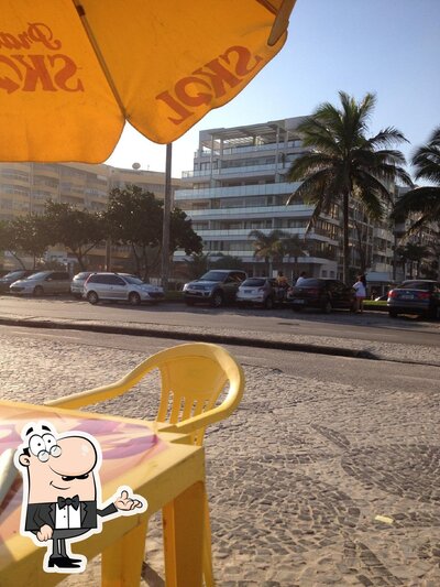 Sente em uma das mesas no Lelê