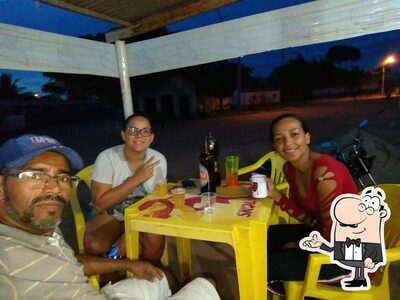 Sente em uma das mesas no Marlon Bar