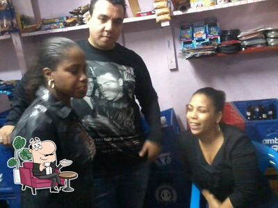 Sente em uma das mesas no Piranhudo's bar